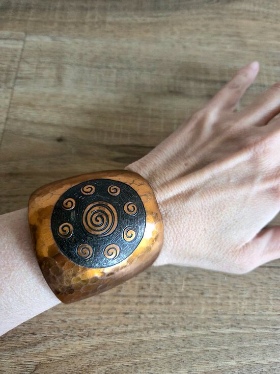 vintage Jewelry - Vintage 1970s Moda Hand Made Hammered Copper Cuff Bungle Bracelet Native Tribal